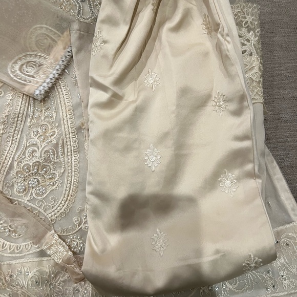 Like new girl 6  to 7 party dresses  Pakistani boutique - Picture 5 of 11